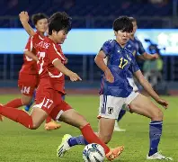 开元棋牌-日本女足比赛结束，队员们欢庆胜利 